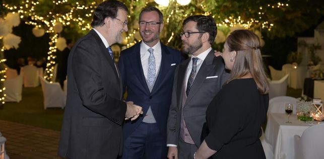 Mariano Rajoy y su esposa, Elvira, con los recién casados