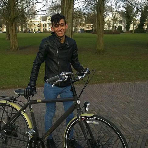 Rami Yusef, con su bicicleta en Amsterdam