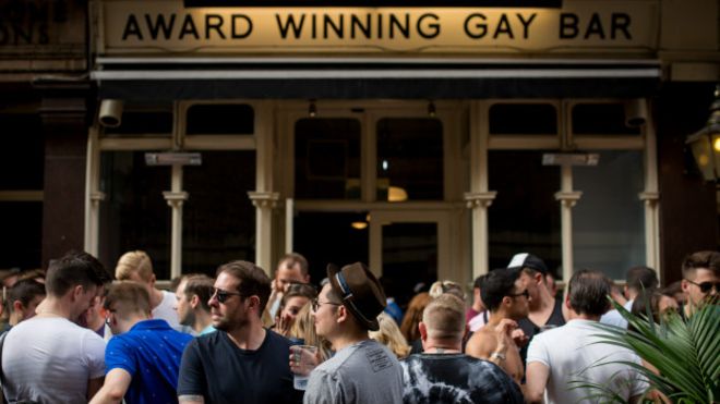 Residentes y turistas frecuentan los bares gay de Londres, muchos de estos de fama entre la comunidad LGBT.