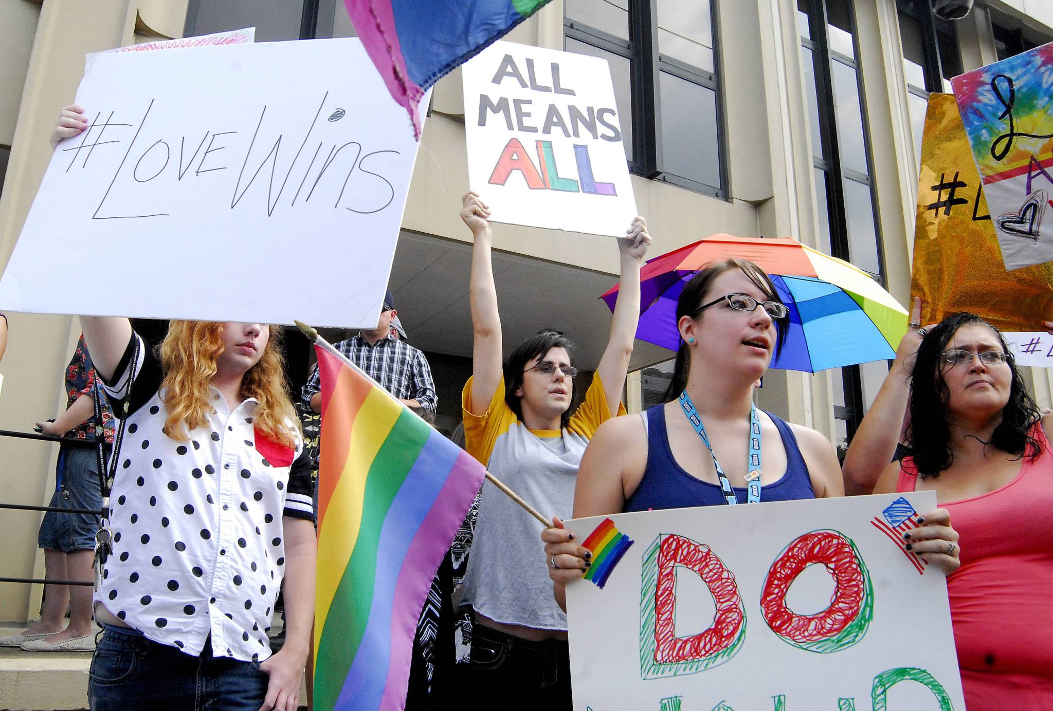 Varias mujeres sostienen pancartas a favor del matrimonio gay en Kentucky.
