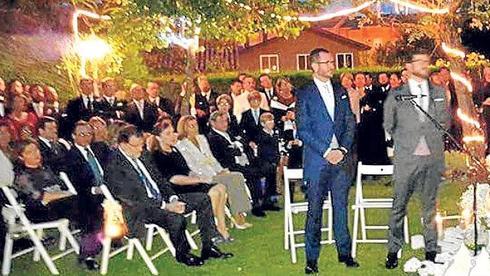 Varios amigos de Javier Maroto y su novio intervinieron en la boda civil en el jardín de un restaurante de Vitoria para revelar anécdotas de sus casi dos décadas de relación