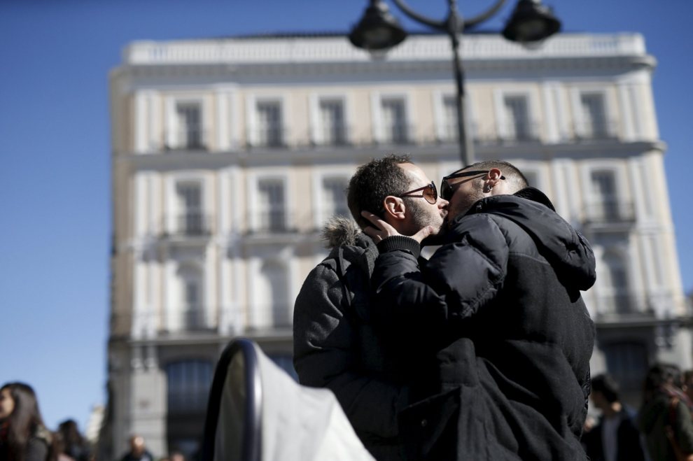 'Besada' en Madrid para reivindicar los derechos de los colectivos de gays y de lesbianas