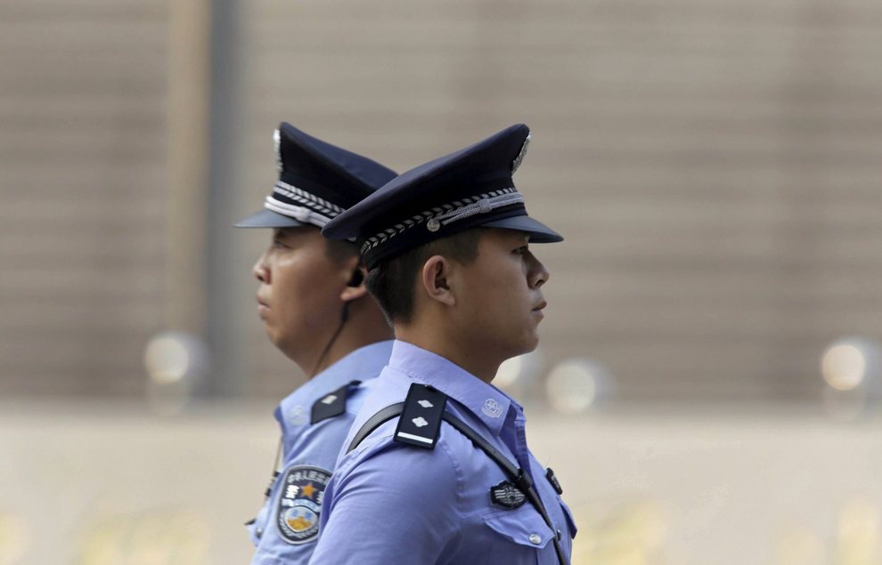 Dos policías chinos hacen guardia ante el tribunal que juzgó al ex dirigente chino Bo Xilai por corrupción