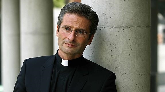 El cura y teólogo Kzysztof Charamsa, expulsado del Vaticano tras revelar que es homosexual y tiene pareja estable