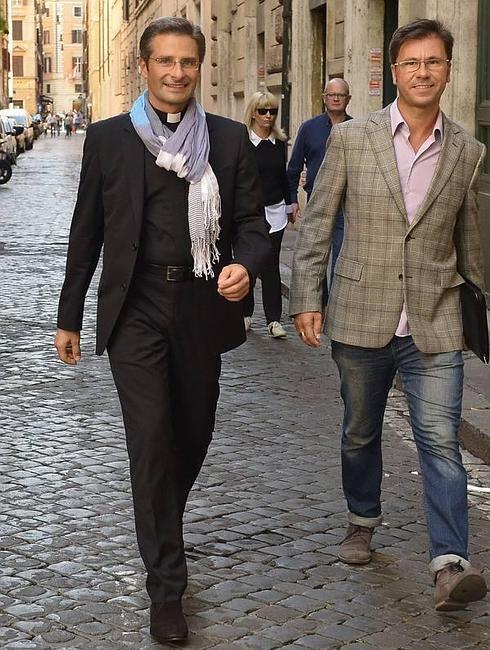 El sacerdote polaco Krysztof Charamsa pasea con su compañero Eduard Planas por las calles de Roma