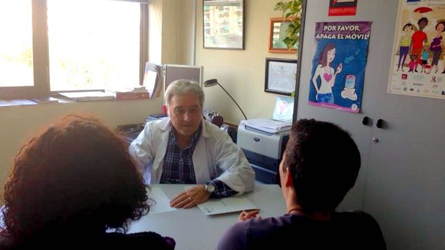 El sexólogo Felipe Hurtado pasando consulta en la unidad de atención a las personas transexuales del Hospital Universitario Doctor Peset