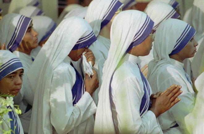 Misioneras de la Orden de la Caridad, fundada por Teresa de Calcuta, durante un oficio