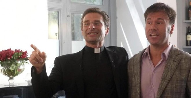 Monseñor Krzysztof Charamsa, segundo secretario en la Congregación de la Doctrina de Fe, y su novio Eduardo, a la conclusión de la rueda de prensa que ofrecieron en Roma