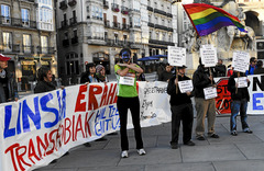 En la plaza de la virgen Blanca, se ha celebrado una concentración en apoyo a los derechos de los transexuales.