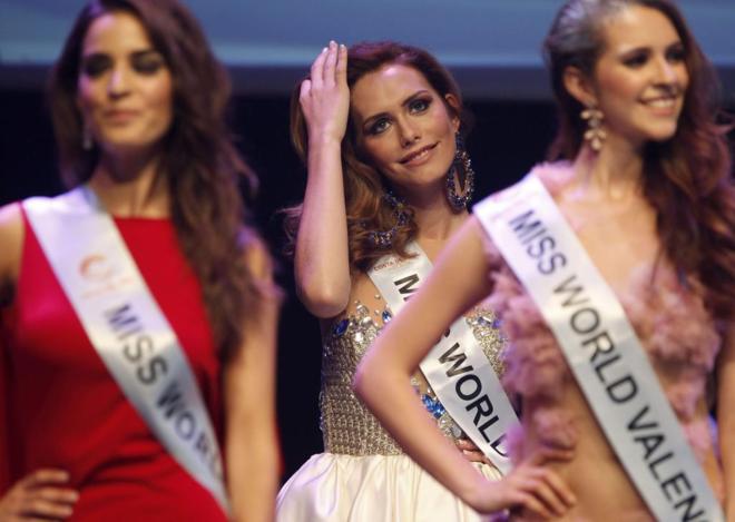 Ángela Ponce, actual Miss Cádiz, posa entre sus compañeras en Miss World Spain 2015.