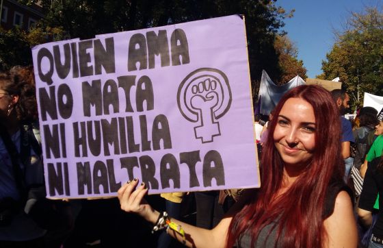 Alba Galán muestra su pancarta durante la marcha