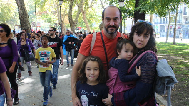 Alejandra, Bruno y sus dos hijas. Él pertenece a la asociación Si los hombres hablaran, donde luchan contra el machismo
