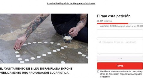 El ayuntamiento de Bildu en Pamplona expone una profanación eucarística