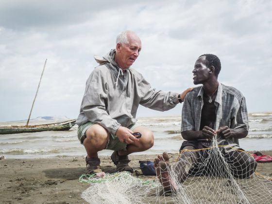 Francisco Andreo, el fundador de la MCSPA, conversa con un pescador en una de sus misiones en Kenia