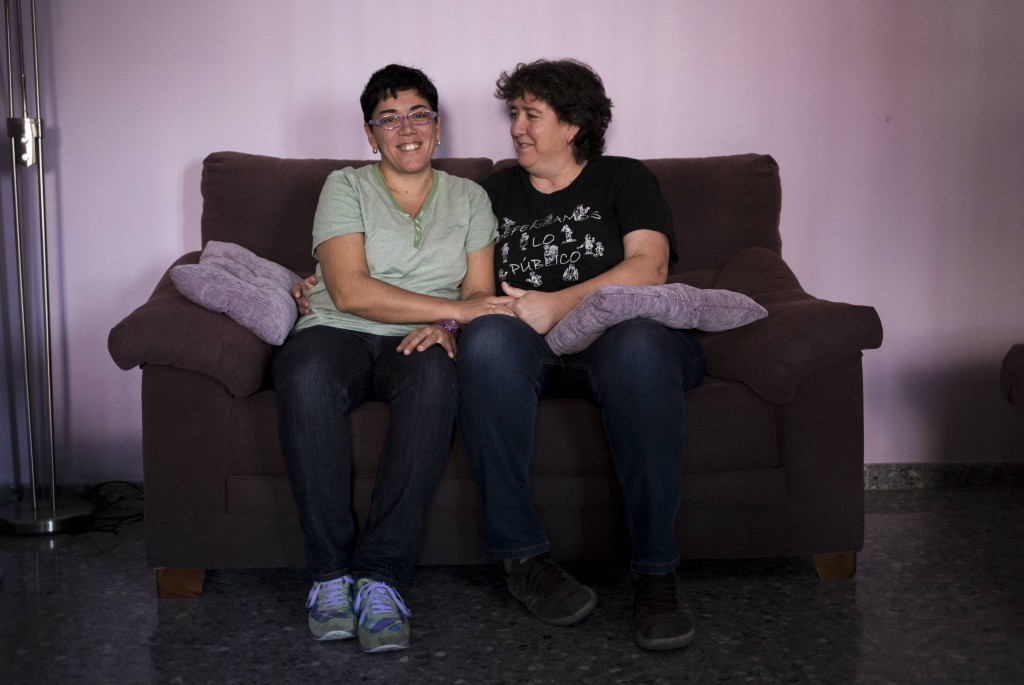 Raquel y María José en el salón de su casa, en Mérida.