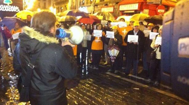 Rezan un Padre Nuestro en la plaza del Ayuntamiento de Pamplona como protesta contra la exposición de Abel Azcona