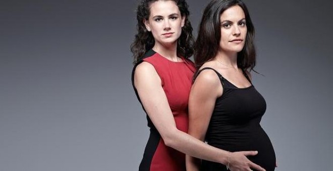 Una pareja de mujeres lesbianas que espera un bebé