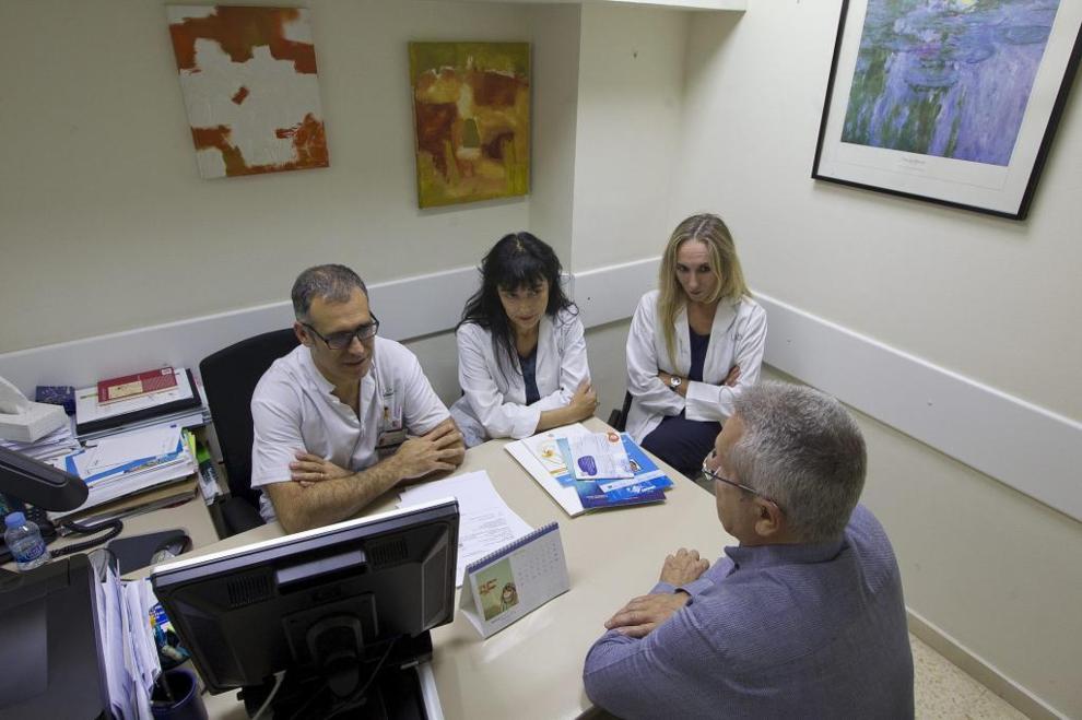 El equipo médico del doctor Jordi Blanch del Hospital Clínic de Barcelona atiende a Vicente, paciente con VIH y depresión