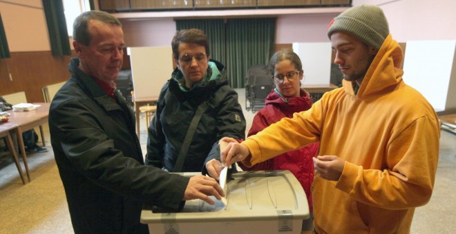 Una familia vota en un colegio electoral en un referéndum sobre el derecho a casarse y adoptar niños de parejas del mismo sexo, en Sora, Eslovenia 20 de diciembre de 2015