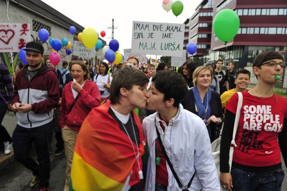 Una pareja se besa durante una manifestación por los derechos de los homosexuales en Liubliana, en 2012