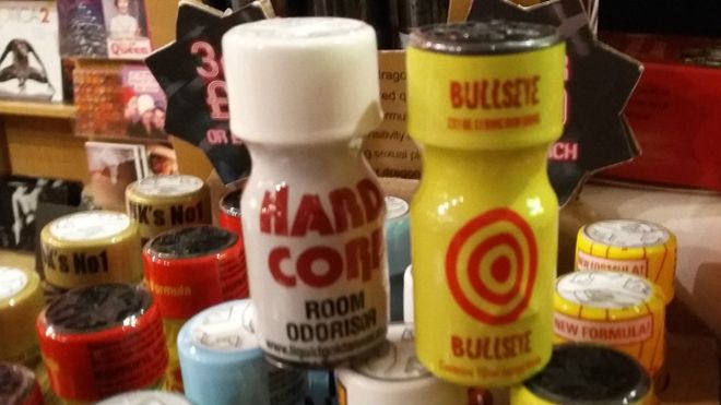 Los 'poppers' se encuentran en las estanterías de las tiendas de sexo, empacados en pequeñas y coloridas botellitas con nombres como Buzz (zumbido), Rush (euforia), Bullseye (blanco)