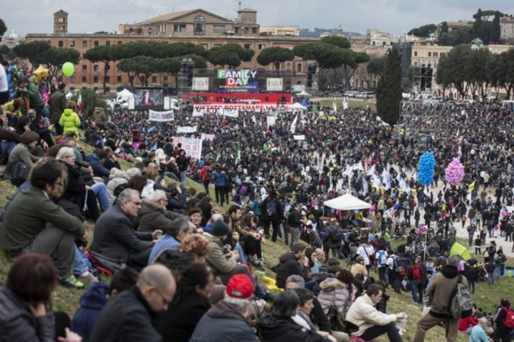 Miles de manifestantes Roma en contra del reconocimiento legal de las parejas del mismo sexo