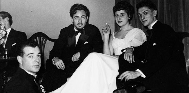De izquierda a derecha, Jaime Gil de Biedma, Román Rojas, Yvonne Hortet y Carlos Barral a principios de 1950