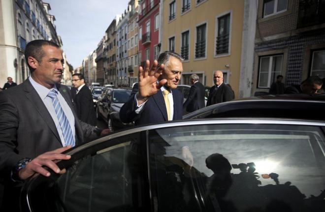 El presidente luso Aníbal Cavaco Silva saluda a los periodistas en Lisboa