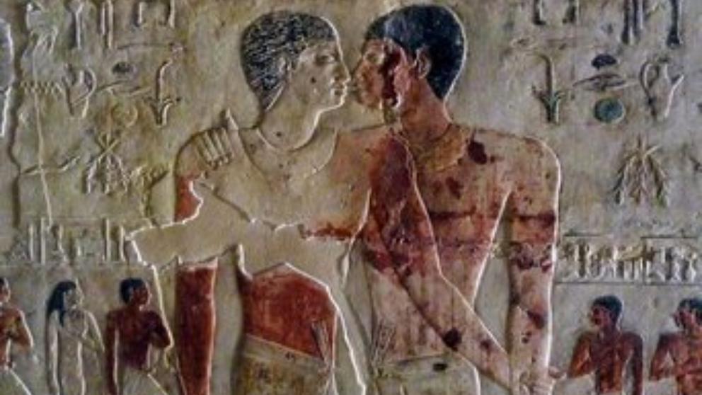 Este podría ser el primer beso documentado entre dos hombres de la historia. Hallado en una tumba egipcia del año 4.000 antes de Cristo