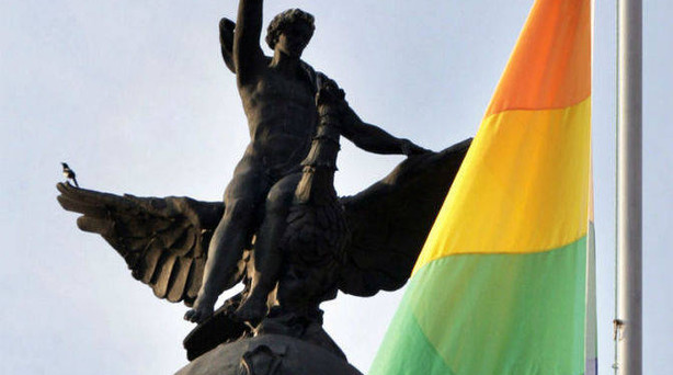Imagen de archivo de una bandera del Orgullo Gay en la Plaza del Arriaga