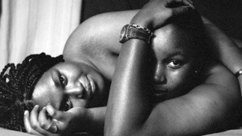 Imagen de la portada del libro 'Això no és africà!' (Ed. RBA). La fotografía es de la surafricana Zanele Muholi. Su obra es elogiada por la manera de retratar las relaciones entre las mujeres negras.