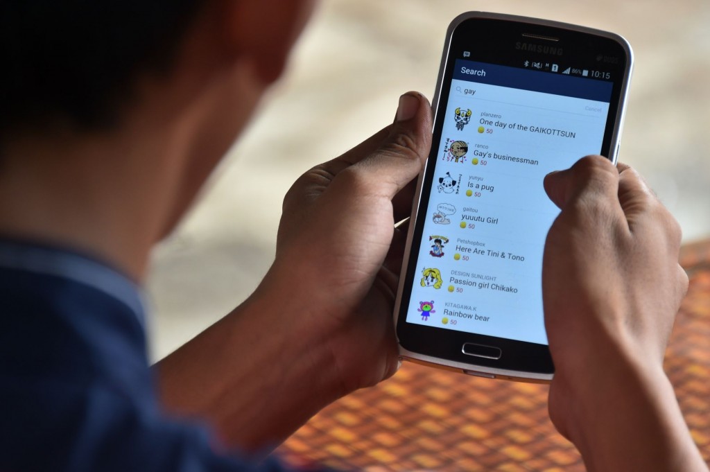 Un hombre revisa varios emoji de temática LGTB en Yakarta, el 12 de febrero