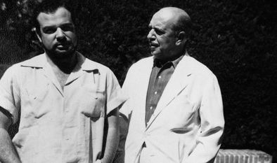 aime Gil de Biedma con su padre Luis Gil de Biedma en Nava, 1956.