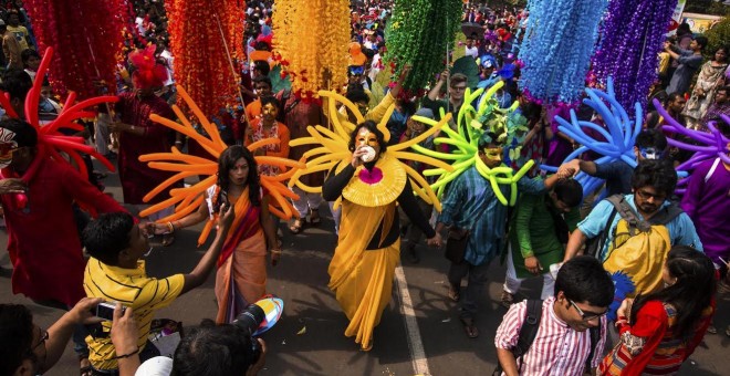 Desfile improvisado del orgullo gay en Dacca, en abril de 2015, durante la celebración del Año Nuevo bengalí