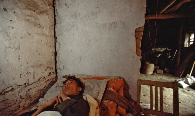 Ding Hongjun, de 27 años, yace en su lecho de muerte en la aldea de Dongguan
