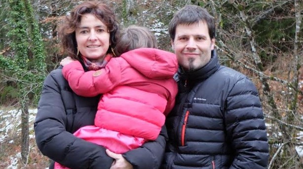 Edurne Koch y Carlos Betelu, de Aizarotz, posan junto a su hija Beñat, de 4 años de edad
