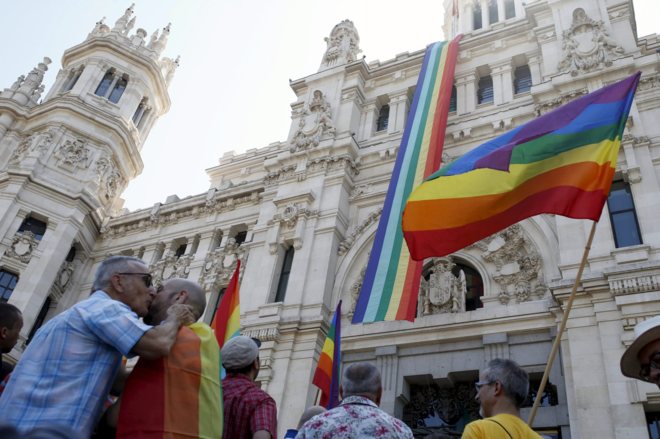 La bandera arcoiris, símbolo de la lucha del movimiento LGTB, frente al Ayuntamiento