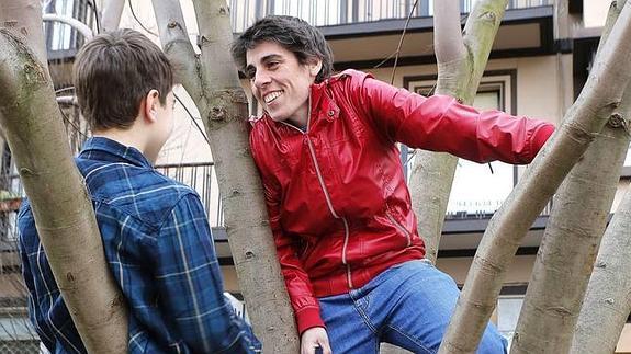 Mónica charla con su hijo Leo, el primer niño transexual de Euskadi al que Osakidetza trata con una terapia hormonal
