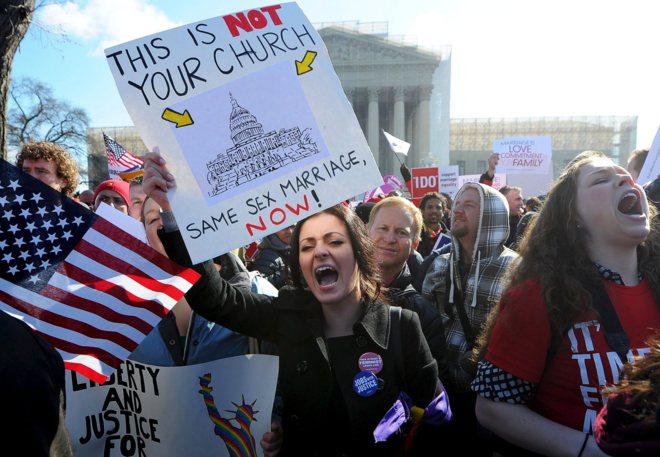 Activistas en favor del matrimonio homosexual, durante una manifestación frente al Tribunal Supremo de EEUU, en Washington