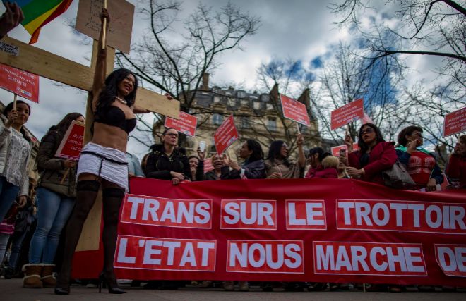 Manifestación contra la ley de penalización a los clientes de prostitución en Francia