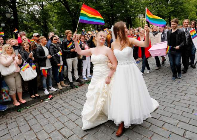 Pareja de lesbianas durante el Orgullo Gay de Oslo en 2014