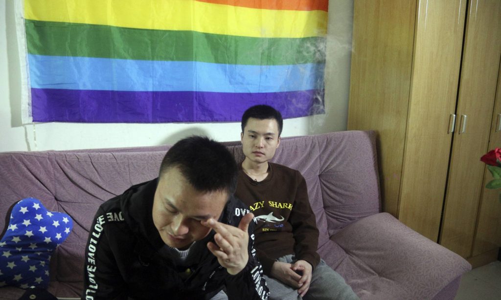 Sun Wenlin (derecha) y su pareja, Hu Mingliang, en su casa, el 12 de abril. Gerry Shih AP