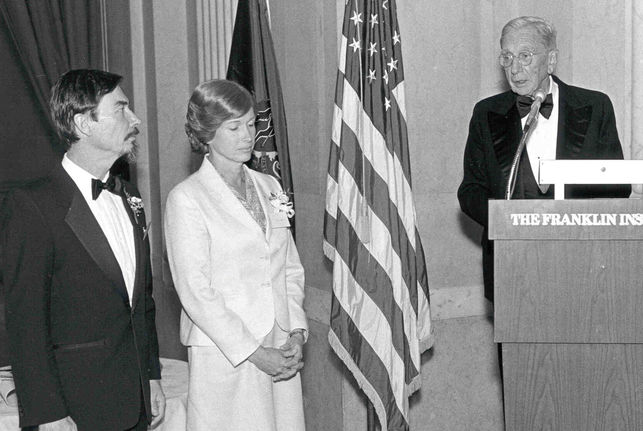 Carver Mead y Lynn Conway recibiendo un premio por sus logros de la revista Electronics (1981)