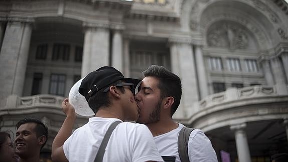 Dos hombres se besan durante una manifestación en México
