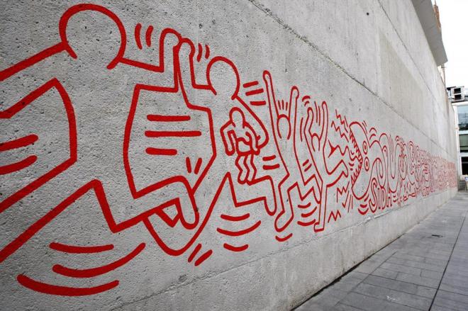 El 25 aniversario del mural de Keith Haring con el lema 'Todos juntos podemos parar el sida', en el barrio del Raval de Barcelona