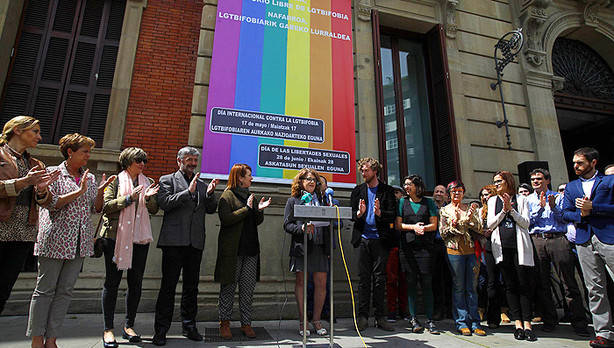 El Parlamento de Navarra se ha sumado hoy a la conmemoración del Día Internacional contra la LGTBfobia