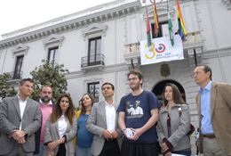 El alcalde de Granada, con representantes de colectivos gay y transgénero.