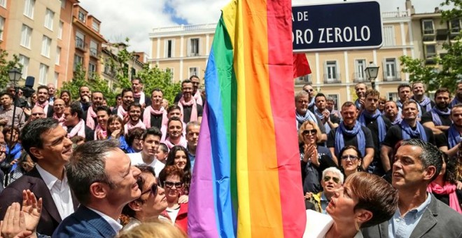 El secretario general del PSOE, Pedro Sánchez, asiste al cambio de nombre de la plaza de Vázquez de Mella por la de Pedro Zerolo, hoy en Madrid