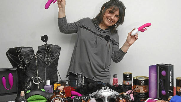 Erika posa con algunos de los productos que vende durante las sesiones de ‘tuppersex’
