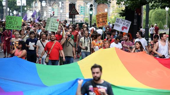 Manifestación por la igualdad del colectivo LGTB durante la celebracion del Dia del Orgullo Gay en 2015 en Bilbao